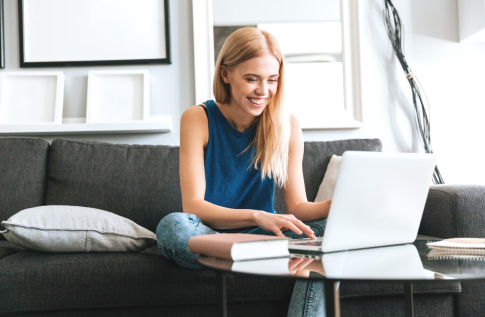 Modernes Arbeitsumfeld bei ravionestra mit Fokus auf Zusammenarbeit